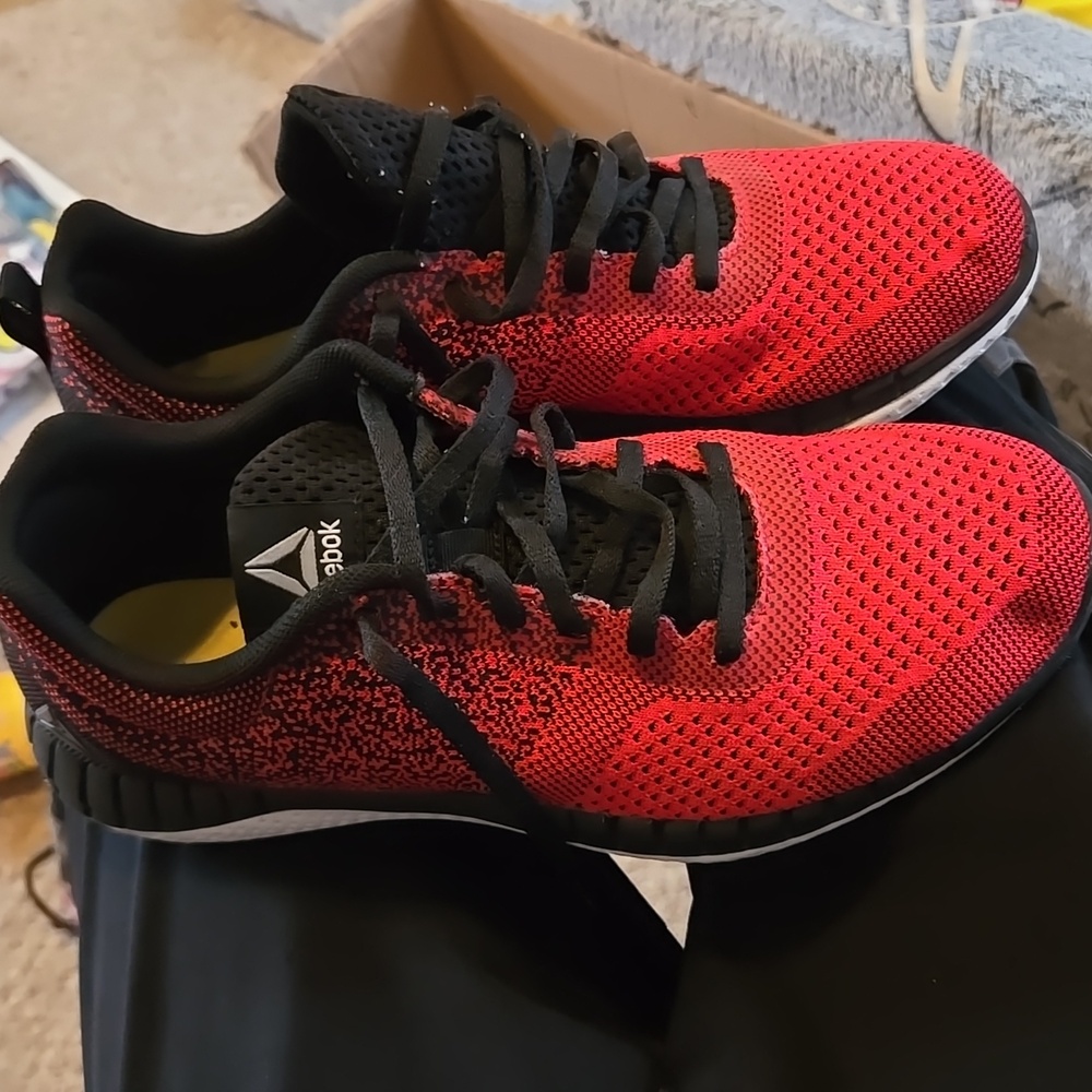Size 6 1/2 mens Reebok running shoes